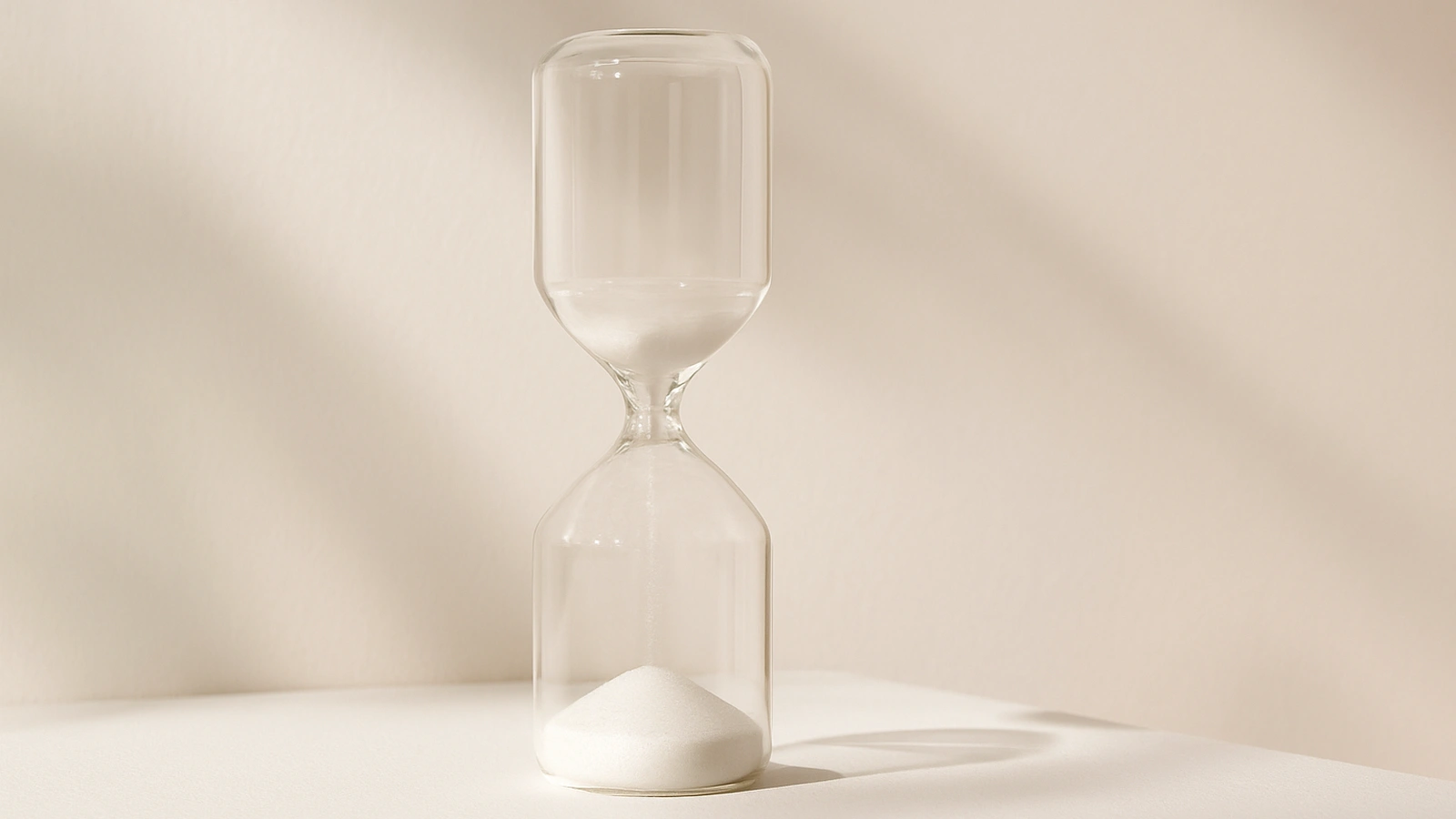 단계 사이의 휴식을 상징하는 투명한 유리 타이머