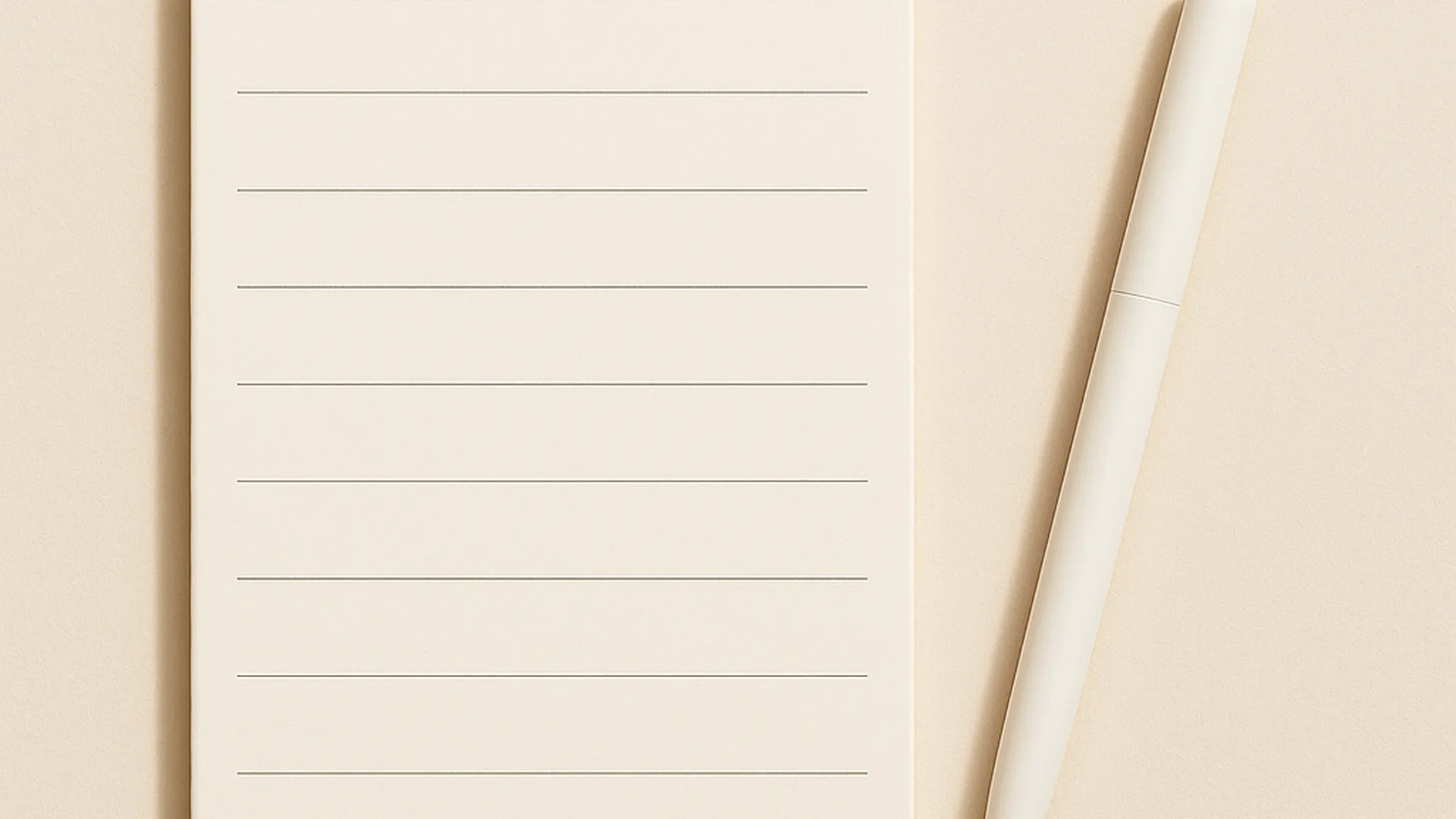 레티노이드 병행 7일 저널을 기록하기 위한 빈 노트와 펜이 따뜻한 자연광 아래 놓인 미니멀한 장면